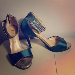 E! Live from the Red Carpet heels